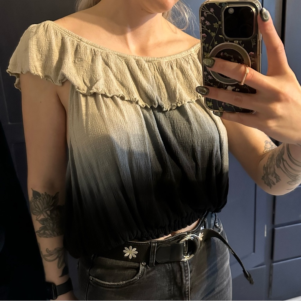 Gradient Ruffle Sleeve Top - Picture 4 of 5